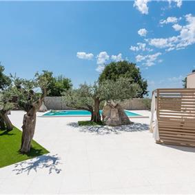 4 bedroom villa with indoor and outdoor pools in Galižana, Istria, sleeps up to 8